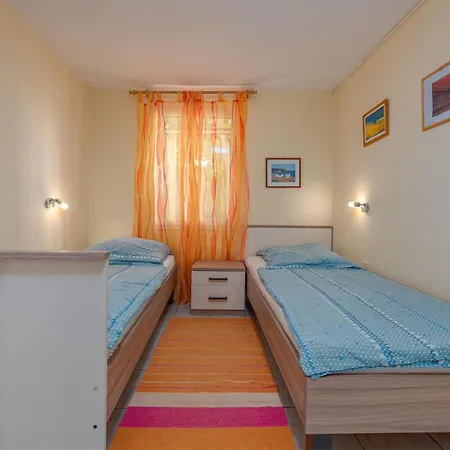 2 Bedroom Lovely In Apartment *