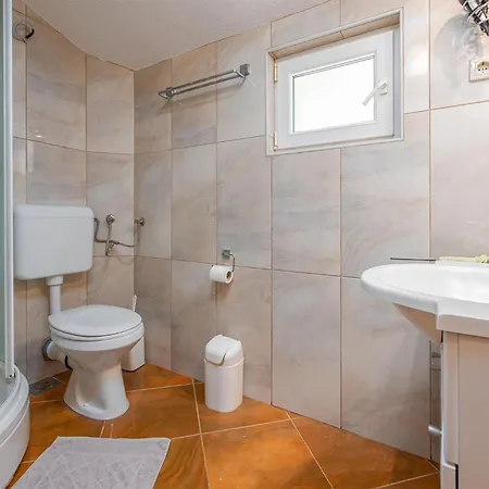 Apartament 2 Bedroom Lovely In Vir