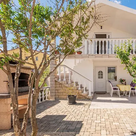 Apartment 2 Bedroom Lovely In Vir